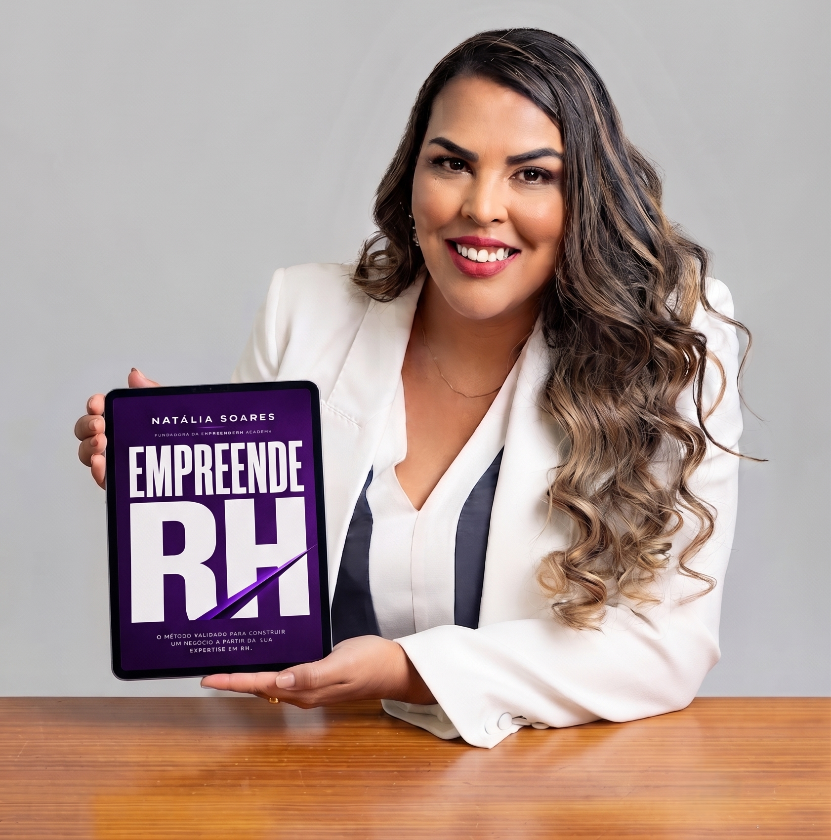 Natália Soares apresentando o livro Empreende RH