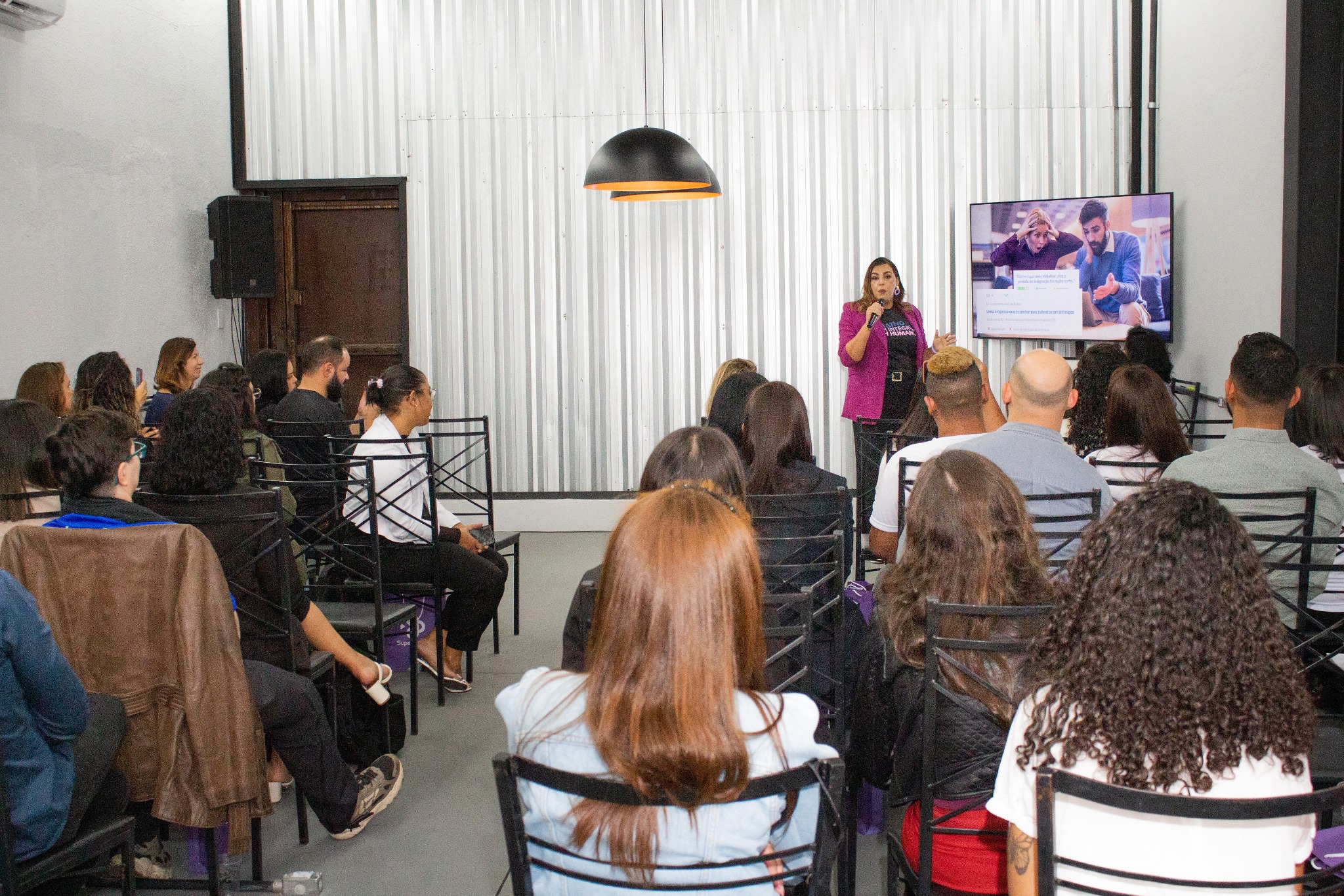 Natália Soares durante palestra do RH Integra