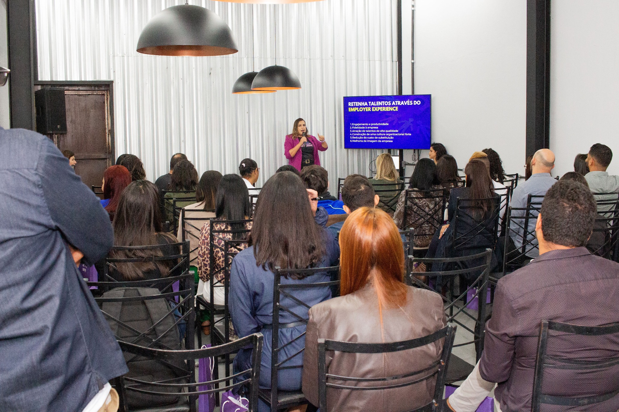 Natália Soares conduzindo um encontro presencial do RH Integra