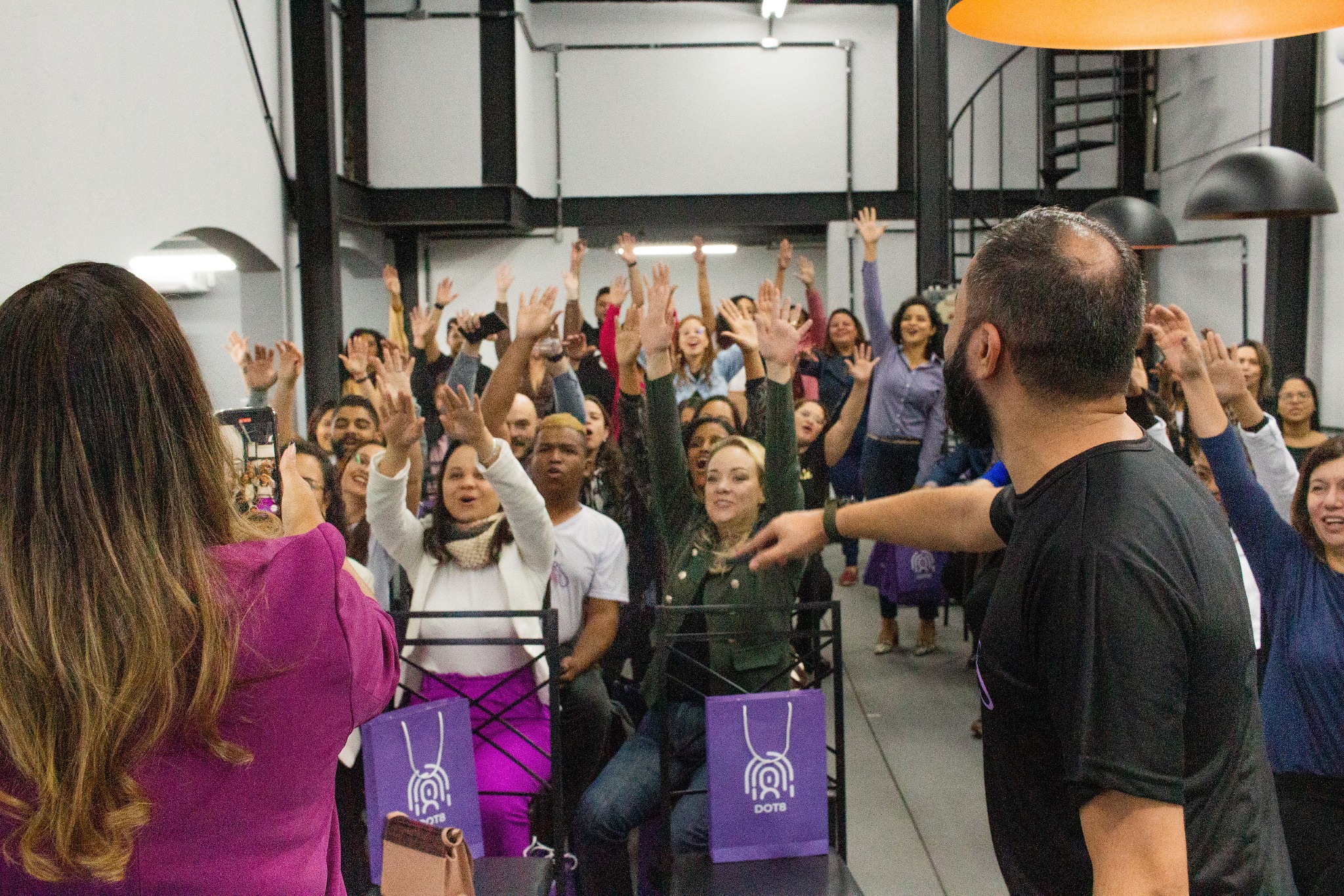 Participantes interagindo em um evento do RH Integra
